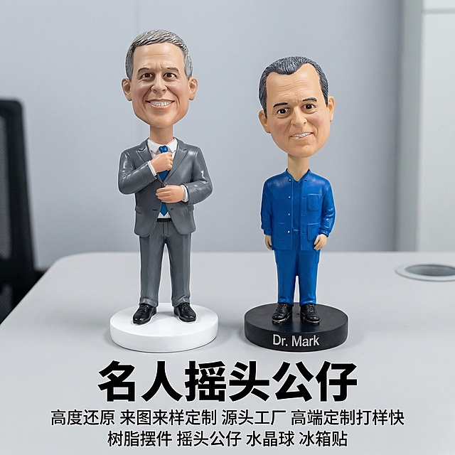 [垫图] https://gdesign-dam-hz.dancf.com/35908884525073463/4461437a578a44b289816611309cd836.jpg
[主图主题] 名人摇头公仔电商主图
[氛围/风格] 明亮清晰商务办公风格，超高清写实，质感细腻，背景简约办公风
[画面元素] 两款名人摇头公仔摆件放置在平整浅灰色办公桌面上，保留原图产品造型、颜色、比例和正面角度完全不变，背景替换为纯净简约的办公室浅灰色墙面背景，产品主体完整居中展示，占据画面约60%区域，柔和自然光突出树脂纹理和立体轮廓，背景干净无任何多余杂物
[配色色系] 主色：产品自身灰色 蓝色 棕色；辅助色：浅灰色办公桌面，浅灰色办公背景，色彩商务协调
[视角构图] 完全保留原图正面拍摄角度，景深适中，主体清晰突出，边缘完整不切割
[文字版式] 图片底部桌面区域居中放置文字，上方超大号加粗黑色显示"名人摇头公仔"，突出主标题，字号为副标题的2倍以上；第一行小字"高度还原 来图来样定制 源头工厂 高端定制打样快"，第二行小字"树脂摆件 摇头公仔 水晶球 冰箱贴"，字体大小对比清晰，文字分行居中排列，完全不遮挡产品主体，四周保留充足安全边距，整体构图平衡舒适，符合国内电商主图规范。
