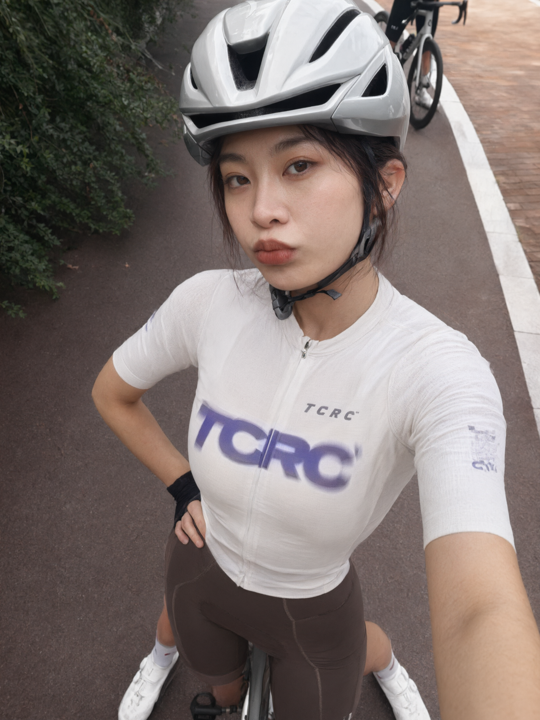 参考图1的人物姿态、骑行头盔、户外骑行道路背景和自拍视角，去掉… - 图片创意预览