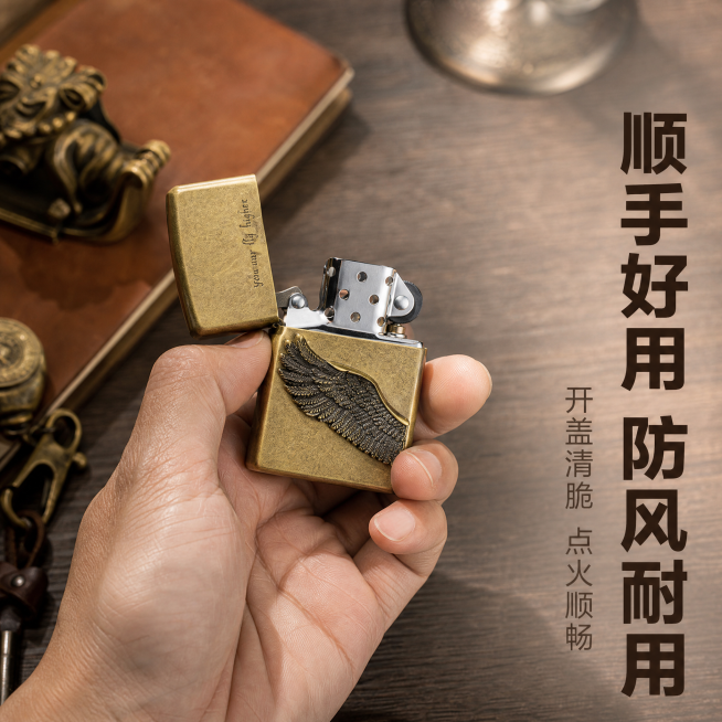 [主图-4] 佐罗打火机使用体验场景图；[氛围风格] 成熟男士生活方式氛围感，真实自然；[画质] 纪实感商业摄影质感，画面通透自然，动作真实不刻意；[元素] 一只成熟男士的骨节分明的手，手持佐罗黄铜天预览效果