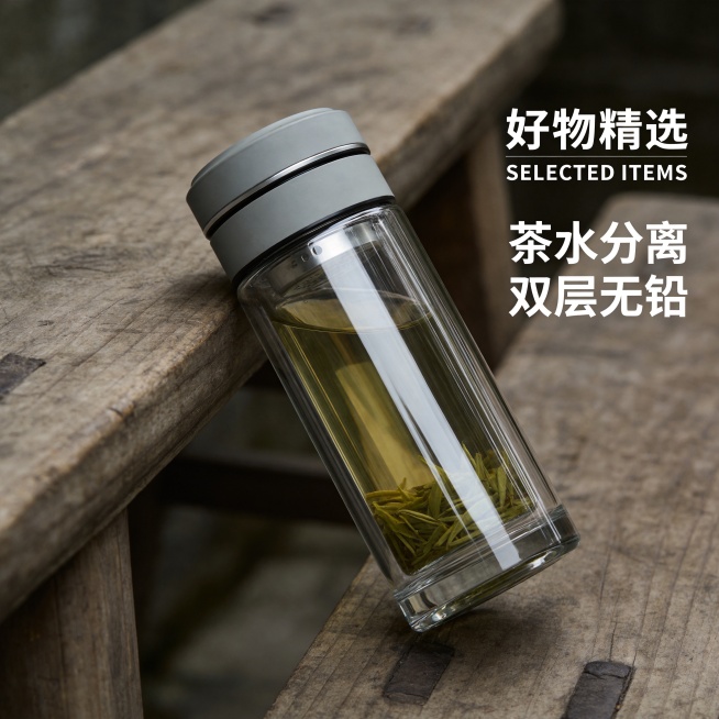 日系极简侘寂风，粗糙老木茶桌，阴天柔和散射自然光，朦胧软阴影，主体高透双层茶水分离玻璃杯，保留原灰色盖子，玻璃杯稍微倾斜摆放，低饱和灰褐色调，无多余道具，文字好物精选 SELECTED ITEMS 茶预览效果