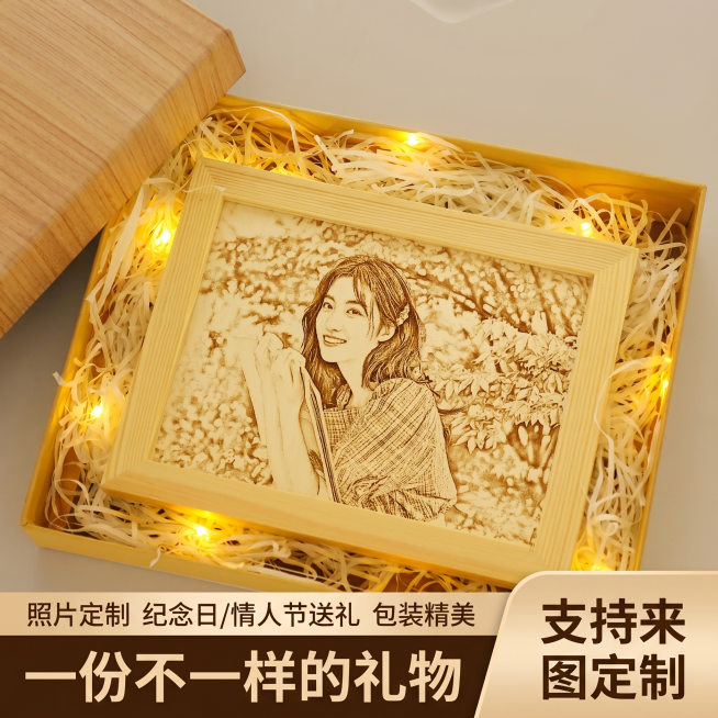 [主图 5] 微雕画礼盒包装与送礼场景展示。
[氛围风格] 精致送礼温馨氛围感
[画质] 商业摄影质感、光线柔和通透、产品清晰真实、画面干净高级。
[元素] 打开的礼盒中，木刻微雕画放置在拉菲草上，周预览效果