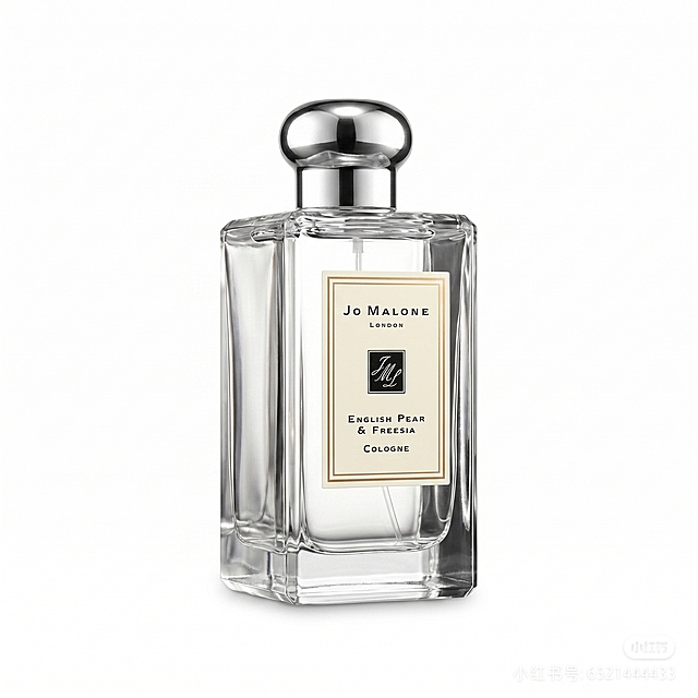 产品精修，祖玛珑英国梨与小苍兰香水瓶置于纯白背景上，专业商业棚拍光，5500K标准中性白光，轮廓光体积光塑造强烈真实立体感，强化玻璃与金属材质的明暗关系，彻底消除杂乱倒影与环境反射，提亮暗部结构层次拉开明暗过渡，接地处保留极轻微接触阴影，无大片投影，主体居中商品完整入画，四边均匀留白约10%-20%，极致超清画质深度细节锐化，还原真实物理色彩，清理表面灰尘划痕指纹，边缘自然清晰过渡消除锯齿毛边，锁定原图香水瓶轮廓、部件位置比例、标签上的"Jo Malone LONDON""English Pear & Freesia COLOGNE"文字内容，玻璃材质保持通透光泽，金属瓶盖保持高光亮面质感，香水瓶左侧45°侧视图，轻度校准画面水平，保持原图商品结构比例，比例与原图一致