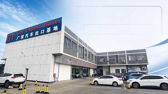 以这张图片作为背景，对图片进行美化，调整光线和画质，将图片制作成名片模板，保留建筑和汽车主体构图，预留文字位置区域不填充内容，保持整体商务专业的风格，适合企业名片使用。