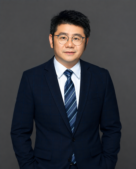 补全男士的完整上半身，保持原本的西装领带风格和灰色背景不变，自然衔接预览效果