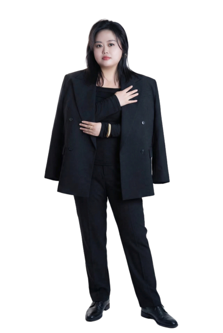 补全人物下半身，搭配同风格黑色西装裤，姿态干练，光线与原图一致预览效果