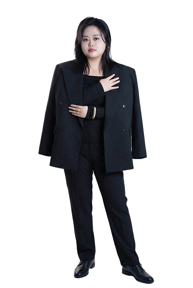 补全人物下半身，搭配同风格黑色西装裤，姿态干练，光线与原图一致