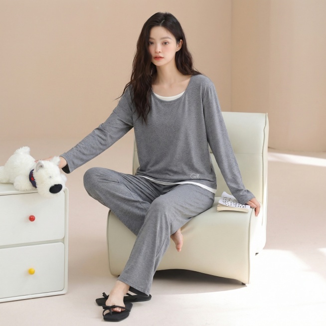 图一女子穿着图二的服装 其他不变预览效果