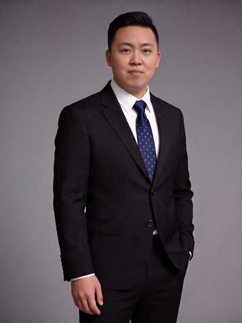 弱化双眼皮效果，调整双眼皮颜色，使其更自然不刻意，保留原本人物、西装、灰色背景和所有其他细节不变预览效果