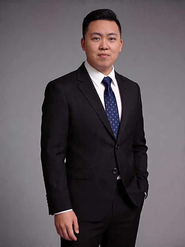 弱化双眼皮效果，调整双眼皮颜色，使其更自然不刻意，保留原本人物、西装、灰色背景和所有其他细节不变