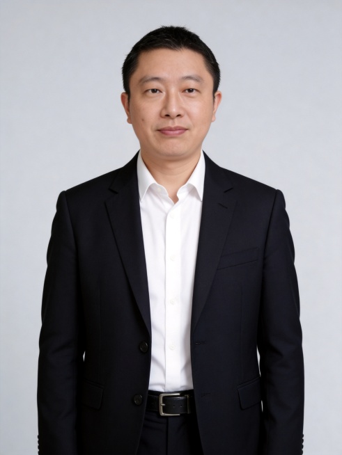 参考第一张图保留人物脸型､发型､年龄等特征生成职场形象照,参考第二张图人物占位和比例,标准焦段50mm,F/4光圈(F/2.8-F/4区间),平视视角(镜头与人物视线齐平);人物占画面70%,人物居中预览效果