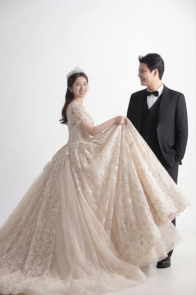 给图中的女生更换为款式风格相似的主纱婚纱，保留人物姿态、表情、背景和男生整体造型不变，婚纱保持香槟色拖尾蕾丝婚纱风格，精致高级