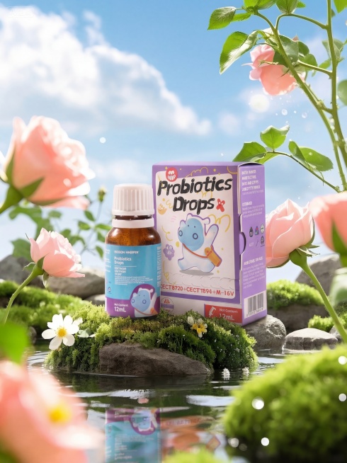 将图1的益生菌滴剂和包装盒放进图2的花卉场景中，保留图2的粉色玫瑰、水面、苔藓、蓝天整体场景与配色。保证产品物理细节和包装上的文字图案完全不变，精准匹配场景透视角度，实现空间尺度物理融合。重置产品光影预览效果