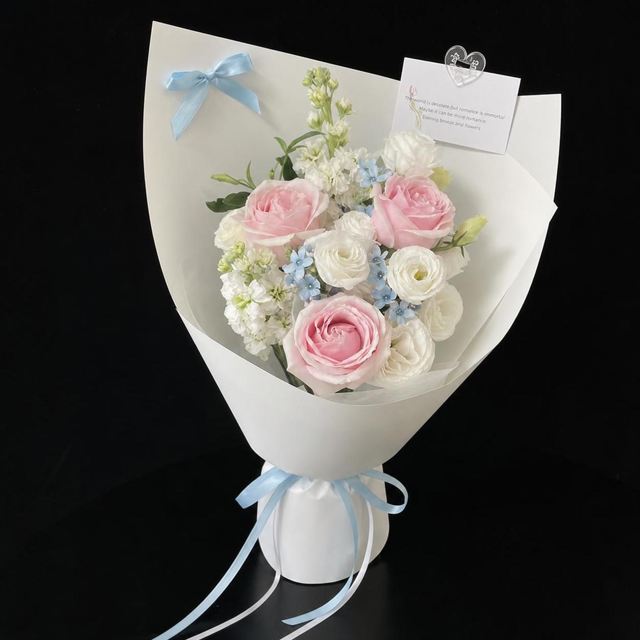 保留图1花束中的所有花朵（粉色玫瑰、白色洋桔梗、蓝色小花、白色… - 图片创意预览