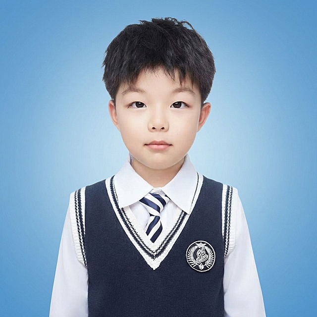 将背景替换为证件照渐变蓝