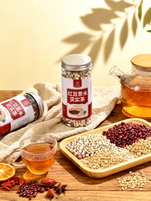 一幅突出自然质感与生活气息的商业摄影作品，采用浅色背景与木质桌面搭配亚麻布，营造温暖、健康的氛围。
画面以红豆薏米芡实茶（一罐）为视觉中心，体现产品立体感。
前景布局（左侧）： 透明玻璃小茶杯置于画面预览效果