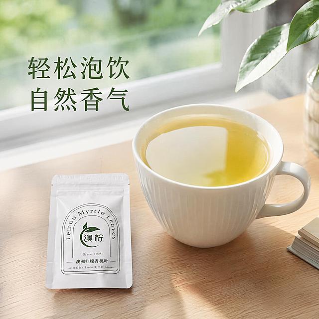 [主图-4] 日常场景体验展示，增强代入感。[氛围风格] 日式简约清新自然，生活化场景。[画质] 商业摄影质感，光线柔和通透，产品清晰真实，画面干净高级。[元素] 桌面场景，白色陶瓷杯中泡好柠檬香桃叶茶，旁边放着试饮装小包装袋，背景是干净浅色窗台，窗外透进自然光线。保持试饮包装产品外观与原图一致，茶水色泽清亮自然，营造舒适休闲的饮用氛围，主体突出包装产品，商品主体占比约65%。[光影] 自然窗边柔光，整体温暖通透，氛围舒适自然。[配色] 主色调清新绿色，搭配白色和浅木色，自然清爽。[视角构图] 第一人称日常视角，景深自然。[文字版式] 画面左侧深绿色写“轻松泡饮 自然香气”，字体大小对比清晰，不遮挡产品主体。[输出要求] 1:1 比例，文字清晰可辨，超高清商业摄影质感。[负向提示词] 变形，文字错乱，产品图模糊，背景杂乱，水印，电商平台Logo