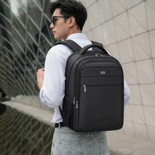 将图1的黑色双肩包替换图2中模特身上的背包，调整大小和角度使其贴合模特，光影和场景保持一致预览效果