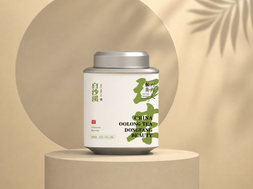 参考图片的新中式国风包装设计风格，生成茶叶罐子产品模型，保持简约高级的暖米色几何展示台背景，整体风格和原图片保持一致，银色顶盖白色罐身预览效果