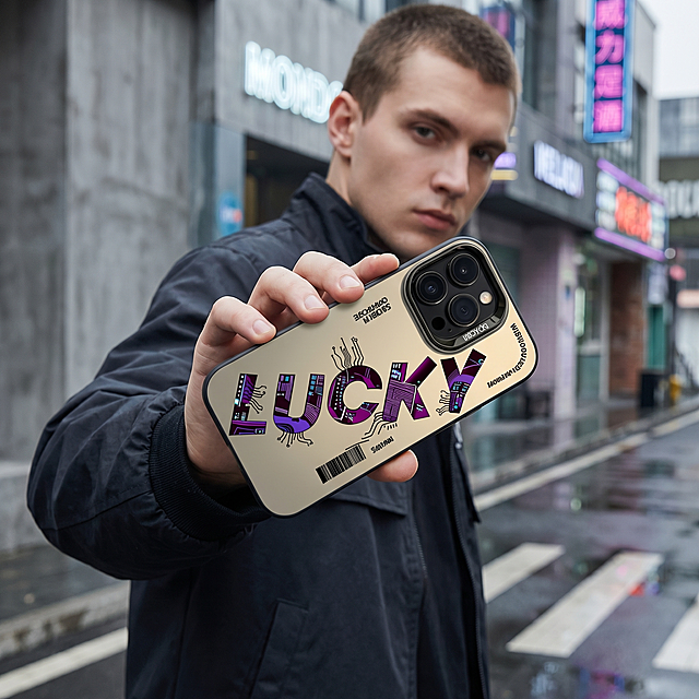 [Main Image 8] Real shooting display of trend matching scene
[Aura/Style] Cyber street fashion style, real life scene, natural daily atmosphere.
[Screen Elements] Commercial photography texture, soft and transparent light, clear and real product, clean and advanced picture. A young male European model is holding a mobile phone with this phone case in his hand, showing the side of the phone case to the camera. The model is wearing a dark streetwear jacket, the background is a modern city street with a slightly blurred depth of field, which highlights the phone case product. The product design, LUCKY deconstructed letters and champagne gold color matching are completely consistent with the reference picture. Show the product in real use scene, highlighting the cool shooting effect.
[Color Scheme] Main color: city street gray tone; Product color: champagne gold base, purple letters. The product color is prominent in the natural environment.
[Perspective Composition] Eye-level side perspective, the product is in the middle of the frame, moderate depth of field.
[Text Layout] No extra marketing text, keep the picture clean and compliant, only the product itself has text.
[Proportional Resolution] 1:1 ratio, 2K resolution, clear text, ultra HD.
[Negative prompt] Deformation, watermark, text confusion, blurred product picture, extra marketing text, Chinese characters, model blocking product, messy background.
