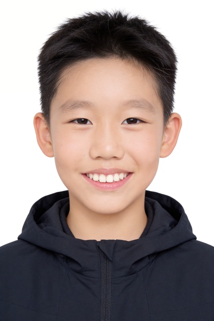 保留第一张图中人物发型、脸型、年龄特征和表情不变生成标准样式纯正面儿童证件照；人物主体严格居中，头部大小与位置严格对齐第二张图，双肩水平平衡，面部中轴线对齐画面中心，正视前方；标准儿童证件照构图，人物预览效果