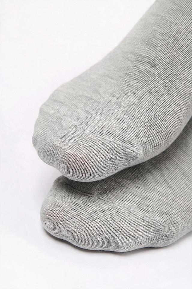 特写聚焦袜头部位，正面偏下视角放大袜头区域，清晰展示无骨对目缝合的平整袜头，袜头圆润饱满，缝线平整无凸起，呈现舒适不磨脚的状态。柔和顶侧光突出袜头的平整质感与针织纹理。100%保留原袜子的针织面料、纱线纹理、织物颗粒、袜头缝合结构、自然褶皱、明暗光影，袜子质感完全复刻原图，禁止重新生成袜子材质，不抹平颗粒，不要塑料光滑感；仅适配环境光影，袜子本身纹路细节不做美化、不过度修图，真实实拍纪实质感。