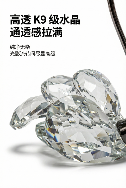基于参考图中的水晶天鹅产品，严格保留产品原有造型、颜色、材质和细节，制作电商详情页材质卖点页，现代轻奢风格，杂志级排版，2:3竖版。主视觉为其中一只水晶天鹅身体部分的超特写，放大展示高透K9级水晶的通预览效果