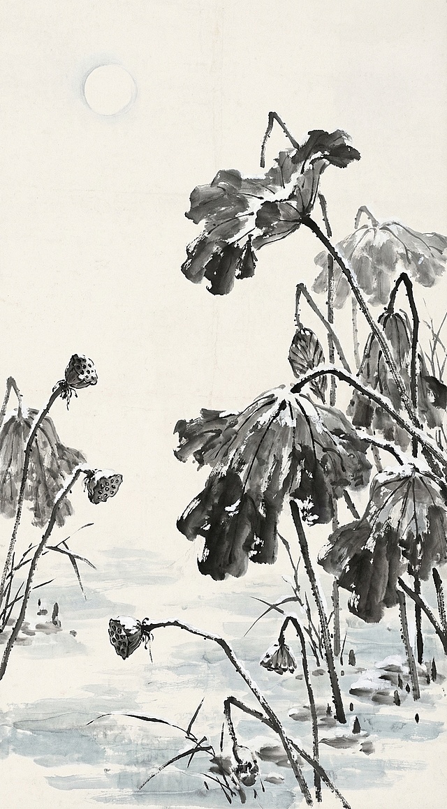 参考原图中国水墨国画风格，绘制冬季的荷花，枯荷残枝，覆薄雪，萧瑟留白，冷色调背景，水墨写意，意境孤寂悠远