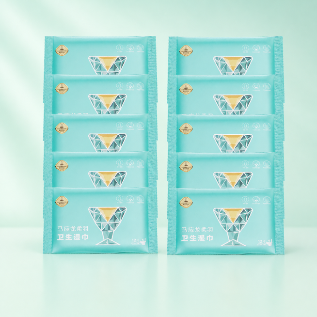 保留湿巾产品，将背景替换为干净简洁的清新电商产品背景，干净舒适的浅薄荷绿色调，突显产品预览效果