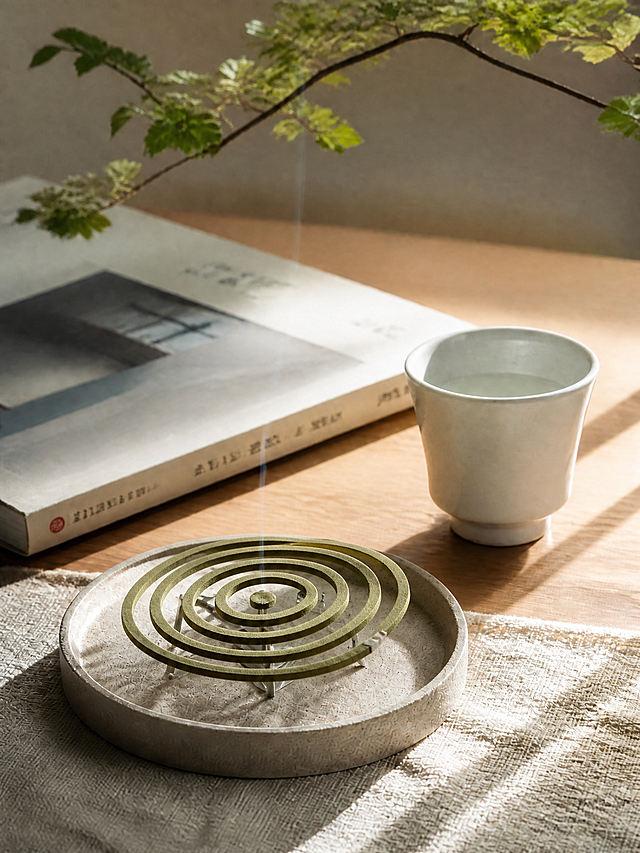 将图中的蚊香换成香茅草蚊香，保持原有明亮光线、柔和色调，构图和其他物品不变，画面清晰美观