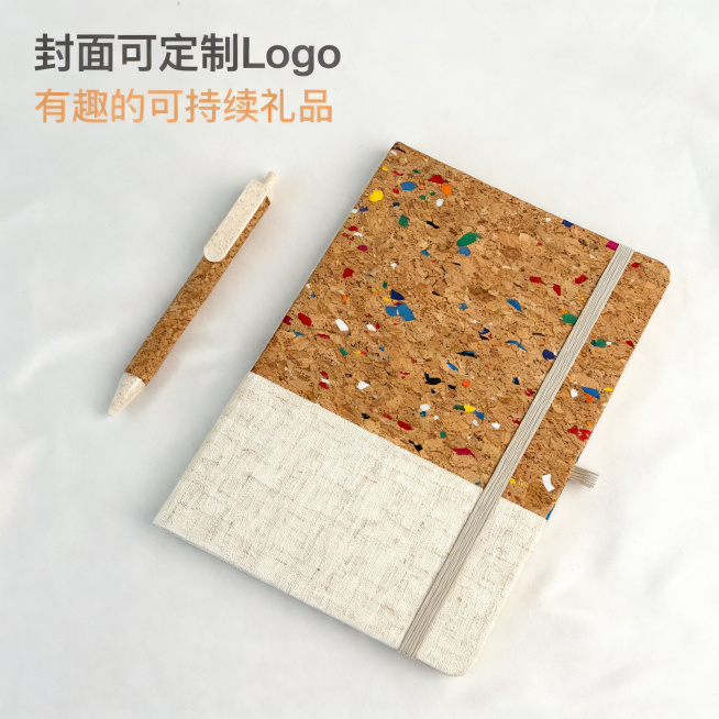 基于参考图重新生成电商主图，商品是彩点软木本和软木笔，保持商品原有样式，风格为原木风、简约、童趣，适配淘宝天猫平台，突出商品卖点：封面可定制Logo，有趣的可持续礼品，图片比例修改为1:1预览效果