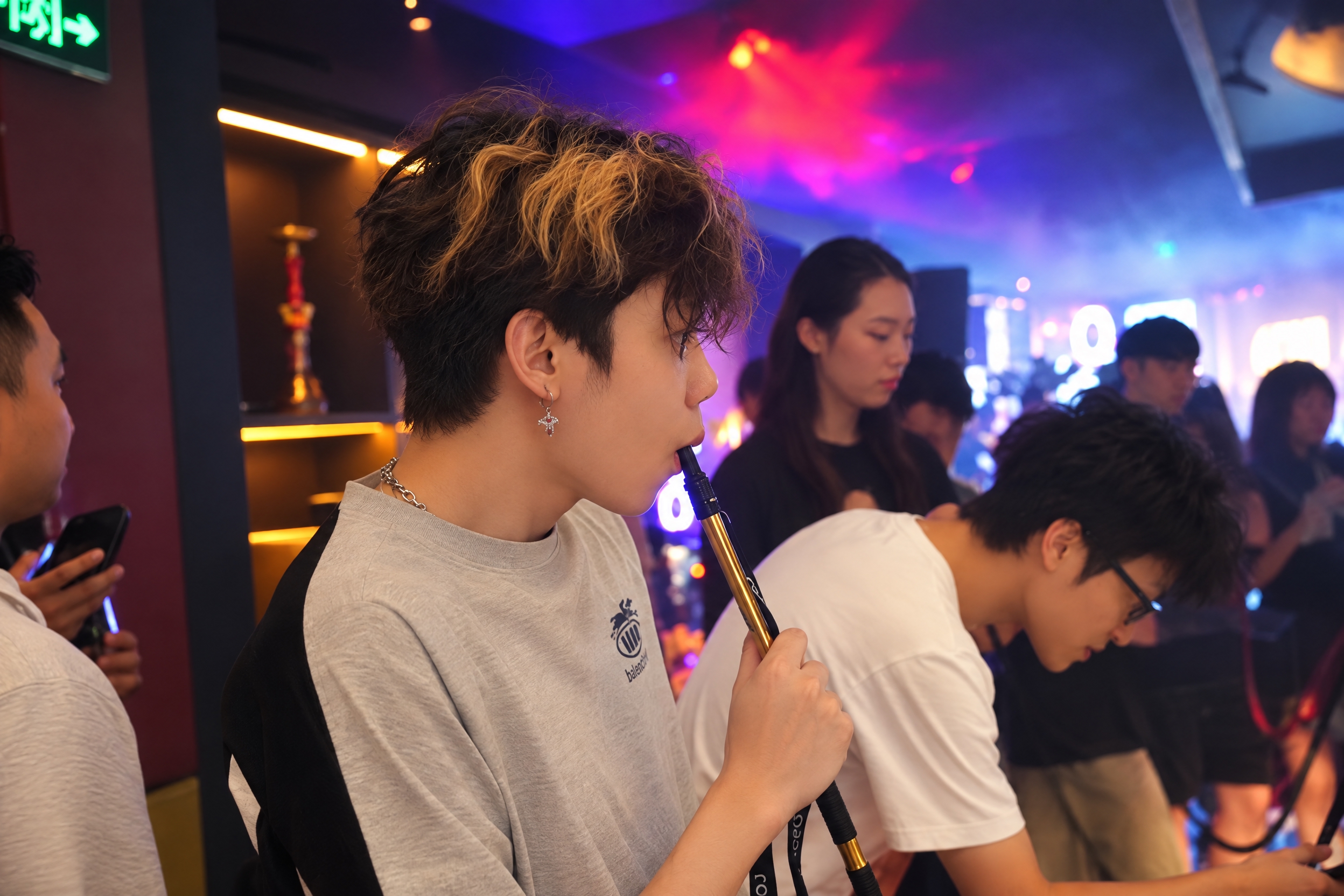 提升整体画质，去除噪点，增强精修质感，保留真实自然的写实质感，… - 图片创意预览