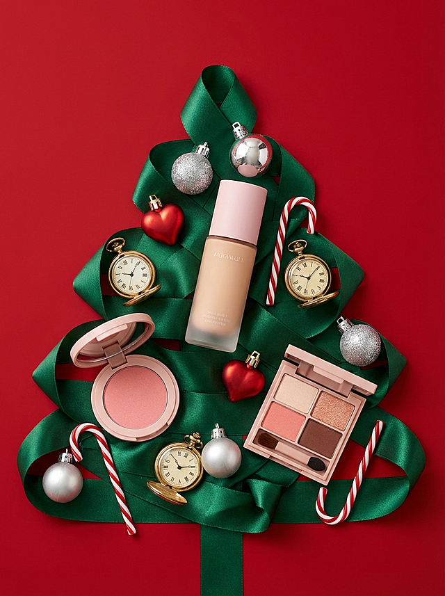 复古圣诞树造型拼贴，绿丝带勾勒轮廓，搭配双色设计彩妆与浮世绘风元素，轻拟物风呈现喜庆节日氛围，时尚感十足。