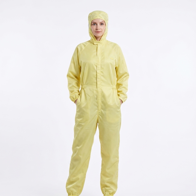 肤色白皙的外国女性模特穿着这件黄色连体带帽防护服，高品质商业摄影，干净纯白色背景，高清晰度，质感细腻，专业服装展示，光线均匀柔和预览效果