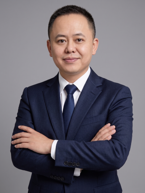 脸部美容美白，修饰一下脸型，祛颈纹和调整一下双下巴，换个西装，换个姿势，姿势可以是双手抱着的，预览效果