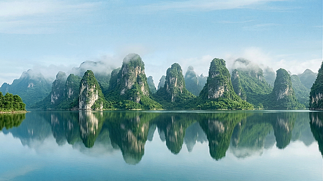 将图中的山替换为喀斯特地貌的山峰，山峰挺拔陡峭，保留原有的淡蓝色晴朗天空、平静湖面及整体清新柔和的色调，保持氛围静谧自然
