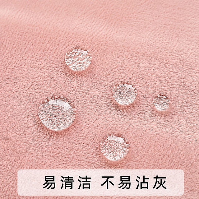 [主图-面料4] 水滴测试展示绒毯拒水性，面料细节近拍，真实呈现。
[氛围风格] 功能展示，突出聚酯纤维面料特性，真实自然。
[画质] 清晰真实商业摄影，水珠效果透亮真实。
[元素] 几颗清澈水珠静置在樱花粉色绒毯表面，不渗透，展示面料表层拒水特性，绒毯颜色和质感与输入产品图保持绝对一致，真实不美化。
[光影] 顶光突出水珠透亮感，绒面纹理清晰可见，真实自然。
[配色] 樱花粉色绒毯衬托透明水珠，对比干净清晰，真实自然。
[视角构图] 特写构图，水珠占据画面视觉中心。
[文字版式] 底部标注"易清洁 不易沾灰"，文字简洁。
[输出要求] 1:1比例，文字清晰可辨，真实超高清质感。
[负向提示词] 变形，水珠模糊，颜色偏差，水印，过度美化，电商平台Logo