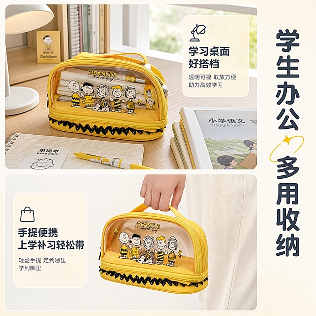 [主图-5] 使用场景与便携展示，展示笔袋在学生书桌场景中的使用状态和手提便携性。
[统一基调] 1688 B端源头感 清爽文具风；背景主色为浅米白渐变，标题字色为深灰蓝，辅助字色为中灰色，强调色为明黄色；字体为无衬线粗体，字号层级分明，卡片用细圆角浅灰描边，图标简洁线性。
[画面] 画面分为上下两个场景区域。上半部分：学生书桌场景，黄色款笔袋放在书桌一角，旁边有课本、笔记本、台灯，笔袋拉链半开露出里面的文具，营造日常学习使用氛围，标注"学习桌面好搭档"。下半部分：一只手自然提着笔袋的手提带，展示手提便携的状态，背景简洁，标注"手提便携 上学补习轻松带"。画面右侧竖排大标题"学生办公 多用收纳"。整体画面温馨明亮。
[光影质感] 生活场景摄影质感，自然光从窗户方向照射，书桌场景光线柔和自然，手提场景光线干净均匀，产品在两个场景中光影都自然融合，无悬浮感。
[配色] 场景主色调暖白+浅木色，标题深灰蓝，场景标注文字中灰，强调色明黄；产品颜色与原图一致。
[文字版式] 大标题竖排右侧，每个场景配有短文字说明，文字放在场景空白处，不遮挡产品主体。
[输出要求] 1:1正方形比例，2048px分辨率，文字清晰可读，产品清晰不变形，手部自然无畸形，无错字，无杂乱元素，无水印，无平台Logo。