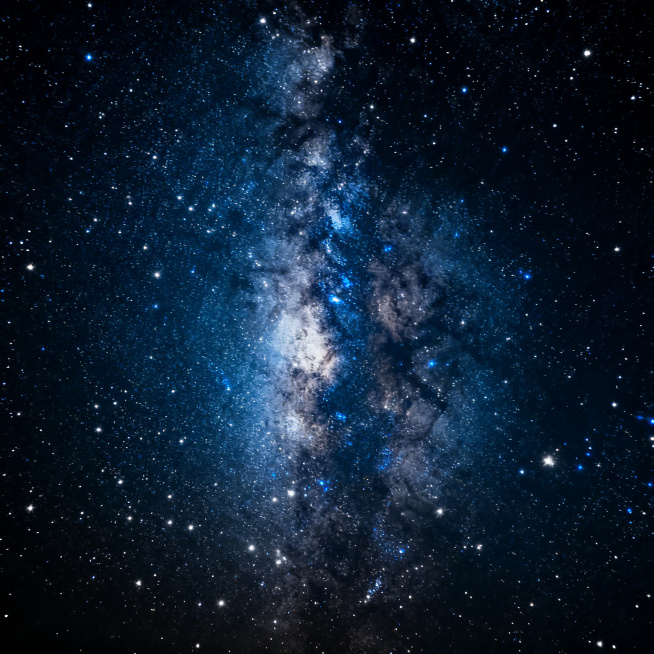 一个梦幻唯美的星空背景，颜色从纯净的蓝色渐变过渡到深邃的黑色，布满闪烁的星星，整体氛围宁静深邃，画质细腻高清预览效果