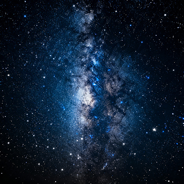 一个梦幻唯美的星空背景，颜色从纯净的蓝色渐变过渡到深邃的黑色，布满闪烁的星星，整体氛围宁静深邃，画质细腻高清