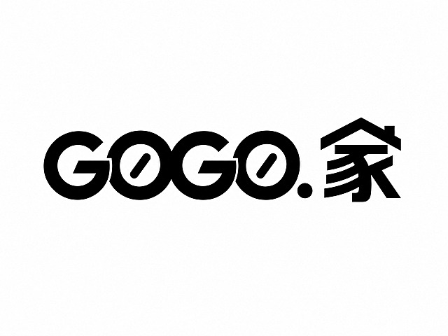 干净的纯白色背景。平面logo设计，"G0G0.家"文字商标。G0G0部分完全保留参考图原样：粗体几何无衬线字体，G圆润粗黑，数字0内部有斜向区分线，一眼可识别为数字0而非字母O，G与0笔画咬合连排，风格不变。G0G0之后用一个小圆点分隔，然后是中文"家"字。"家"字采用与整体风格匹配的粗黑现代黑体，笔画粗壮有力，宝盖头设计成屋檐/屋顶的意象，呼应"家"的含义，同时"家"字的整体粗细、气质与G0G0协调统一。整体纯黑色单色，简洁可注册，中英文风格统一。画面中只能出现"G0G0.家"这组文字。文字整体必须完整呈现在画面内不可被裁切，四周留有安全边距。比例4:3。