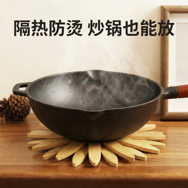 生成淘宝详情图，展示树型楠竹隔热垫放置炒锅的场景，突出实用性，添加文字“隔热防烫 炒锅也能放”，风格平实，1:1比例预览效果