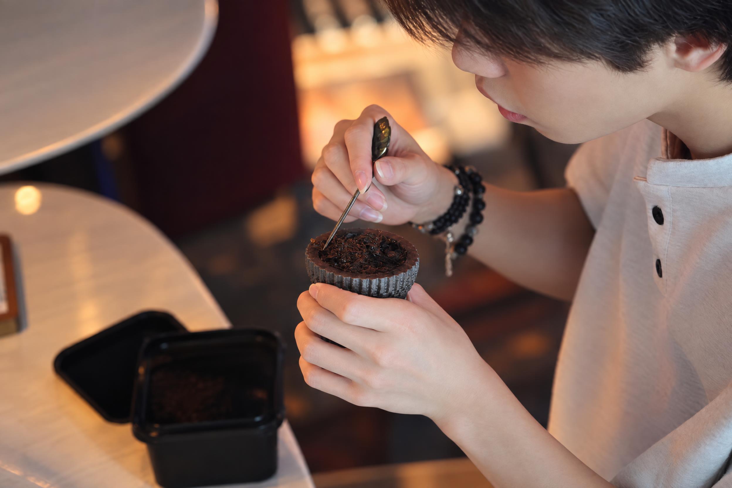 提升整体画质，去除噪点，增强精修质感，保留真实自然的写实质感，… - 图片创意预览