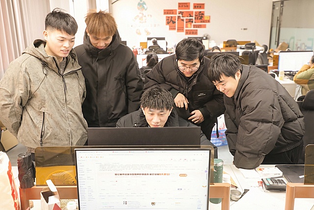 可以 帮我把这个照片加一些滤镜，我想要背景亮些， 温馨一些  人物需要磨皮一些