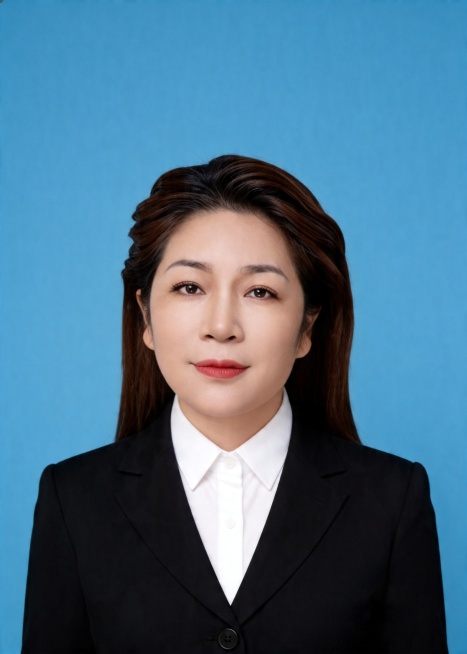 保留第一张图中人物发型､脸型､年龄特征生成标准样式纯正面证件照;人物主体严格居中,头部大小与位置严格对齐第二张图,双肩水平平衡,面部中轴线对齐画面中心,正视前方;标准证件照构图,人物绝对居中;头顶上方预览效果