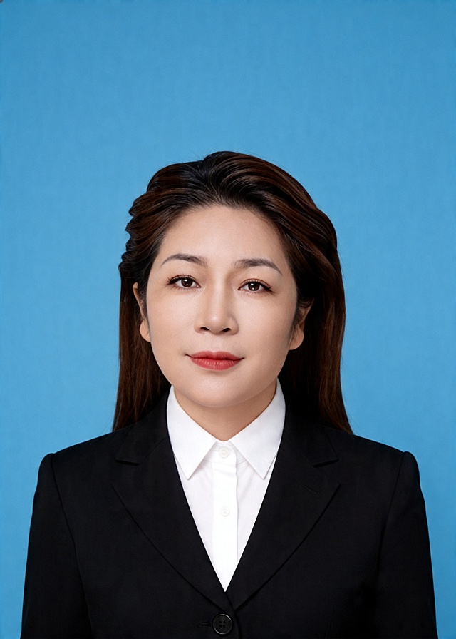 保留第一张图中人物发型､脸型､年龄特征生成标准样式纯正面证件照;人物主体严格居中,头部大小与位置严格对齐第二张图,双肩水平平衡,面部中轴线对齐画面中心,正视前方;标准证件照构图,人物绝对居中;头顶上方距离上边缘高度10%,下巴距离画面下边缘高度30%,人物主体占比约68%;肩部平展与画面水平轴平行;头部占比严格对齐第二张图;提亮肤色,消除暗沉,清透裸妆,隐形毛孔,均匀肤色,唇色自然提亮;肤色白皙细腻,轻透裸妆+微微提亮;底妆轻薄服帖;淡妆:极细内眼线,唇色微微润泽;眼神澄澈,看向镜头,气质自信,嘴角微微上扬表情自然;耳廓可见度一致;肩部平展,肩线与画面水平轴平行;头肩比例协调呈现;免冠,不戴帽子,无头饰,无发带,不戴眼镜,去除项链、戒指等配饰，穿着外穿单粒扣高级黑色V领西装外套,内搭白色翻领衬衫扣紧,款式简约干练,柔和正面顺光均匀柔光,面部明亮无硬影,背景均匀提亮,画质清晰,零噪点降噪;面部清晰;背景亮度均匀统一;高清锐利画质,细节清晰可见;零噪点处理;色彩还原自然,均匀柔和布光,无明显阴影,面部光影干净,柔光正面打光,自然光影过渡,皮肤质感细腻,哑光质感,标准焦段50mm,纯正面,入境范围头部至胸部以上区域,F/4光圈(兼容F/2.8-F/4区间),平视视角(镜头与人物视线完全齐平),正视视图;人物绝对居中(居中构图),位于画面中心;严格限定标准证件照规格;视线水平(瞳孔连线与画面水平线平行);双耳对称露出,双肩水平且平衡,头部占比严格对齐垫图,禁止大头照(画面铺满画布,无边框留白);专业证件照质感,高清人像质感,细腻皮肤纹理,严格按照第一张图内容生成,分辨率4K,净蓝色纯色背景,无任何杂物、纹理、渐变,背景亮度均匀统一无明暗差异,禁止裁切头顶, 禁止额头被截, 禁止超大头, 禁止主体溢出画面, 禁止偏头/倾斜,头顶上边距8-10%, 头部高度60-68%, 双眼高度56-58%, 严格对齐第二张垫图,画面比例5:7