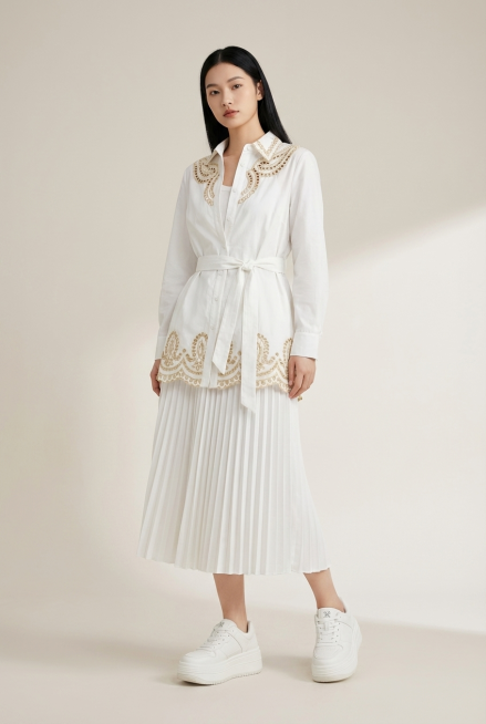 专业商业时尚大片，8K超写实高清，2:3竖版构图，柔和自然影棚光线，色彩高级通透，一位年轻亚洲女性模特，黑色长直发，慵懒松弛的姿态，上半身穿着白色收腰系带衬衫裙，领口和下摆有精致金色镂空刺绣花纹，内搭预览效果