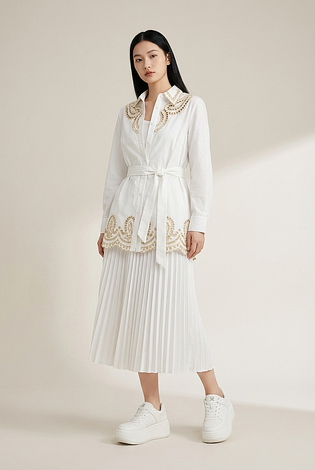 专业商业时尚大片，8K超写实高清，2:3竖版构图，柔和自然影棚光线，色彩高级通透，一位年轻亚洲女性模特，黑色长直发，慵懒松弛的姿态，上半身穿着白色收腰系带衬衫裙，领口和下摆有精致金色镂空刺绣花纹，内搭白色打底衫，下半身搭配白色百褶中长裙，脚上穿着图片里的厚底小白鞋，小白鞋细节和参考图完全一样，皮肤质感真实细腻，细节拉满，高级时尚感，适合鞋子品牌宣传，构图协调，无AI畸形，专业商业摄影质感