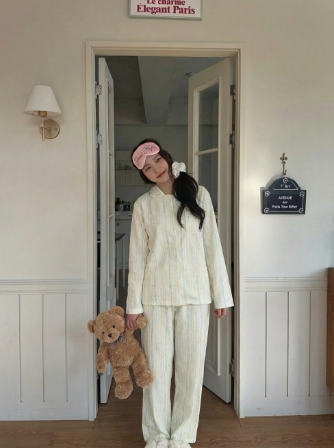 生成5个不同的动作，可以和娃娃互动，表情可以眨眼，可以嘟嘴预览效果