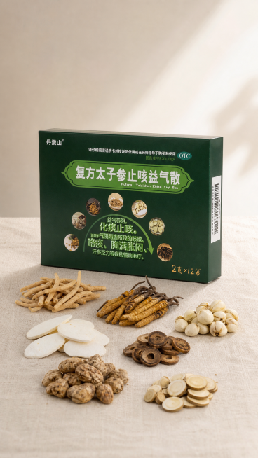 中景，淡绿色中药盒子放在浅米色亚麻桌布上，盒子前方不规则分堆摆放太子参、冬虫夏草、浙贝母、天花粉、槟榔、白及、甘草七味药材，带有自然阴影。背景为浅米色到白色渐变墙面。右侧自然侧光，整体明亮柔和，色调为预览效果