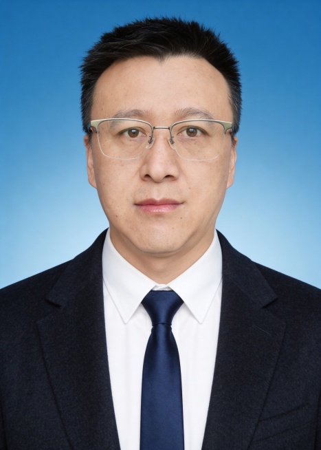 保留第一张图中人物发型､脸型､年龄特征生成标准样式纯正面证件照;人物主体严格居中,头部大小与位置严格对齐第二张图,双肩水平平衡,面部中轴线对齐画面中心,正视前方;标准证件照构图,人物绝对居中;头顶上方预览效果